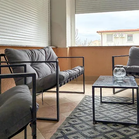 2 Bedroom Nice Apartment In Vrsi Διαμέρισμα